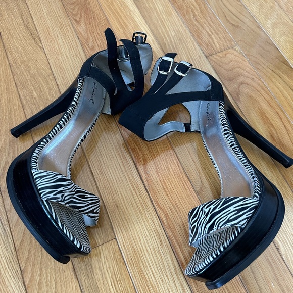 Qupid Platform Zebra Heels Size 9 - Picture 3 of 9